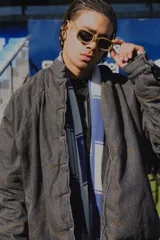 Campera de jean negra con cuello de pana y forro interior azul marino.