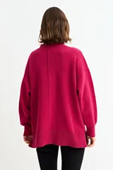 Cardigan de punto color fucsia, con cuello en V, cierre frontal con botones y bolsillos laterales. Presenta un diseño holgado con mangas largas y puños acanalados.