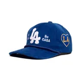 Gorro de pana azul oscuro tipo trucker con bordado frontal en blanco que incluye el logo de Los Angeles y la inscripción "Mi Casa Su Casa".