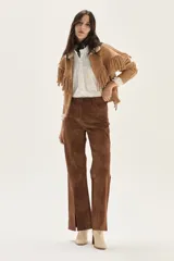 Bomber de tejido de punto color camel, con cuello de lana merino, cierre frontal, flecos decorativos en el frente y la espalda, y detalle de trenzas en las mangas.