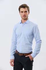 Camisa de vestir celeste rayada de manga larga, con cuello camisero, bolsillo ojal en el pecho y cierre frontal con botones.