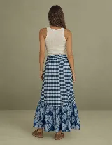 Pollera larga con combinación de estampado a cuadros vichy en la parte superior y diseño floreado en la inferior, en tonos azul y blanco, con cordón ajustable fruncido al frente.