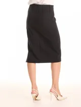 Falda recta negra de la marca Zac & Rachel, con cintura elastizada, costura central en la parte delantera y trasera, y un tajo en el ruedo trasero.