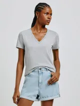 Camiseta marrón de manga corta con cuello en V.