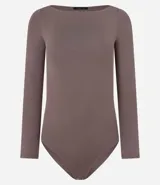 Body de manga larga con escote bote, confeccionado en tejido de poliamida y elastano. Presenta un diseño ajustado al cuerpo con cierre en el entrepiernas.