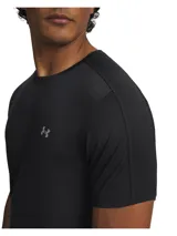 Remera deportiva de manga corta Under Armour, confeccionada en tejido ligero y transpirable con tecnología de secado rápido. Presenta un diseño de cuello redondo, ajuste ergonómico y logotipo reflectante en el pecho.