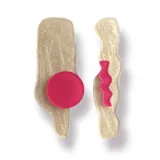 Par de aros colgantes con formas geométricas irregulares en color dorado brillante y detalles en rosa.