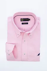 Camisa blanca de corte clásico, confeccionada en tela Oxford, con cuello abotonado y bolsillo en el pecho. Marca Club House.