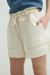Short de denim azul con cintura elastizada fruncida, cordón de ajuste y bolsillos delanteros parcheados.