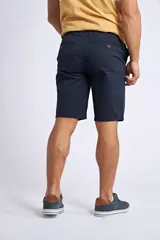 Bermuda tipo chino de corte recto, color verde oliva, con cierre frontal de cremallera y botón, bolsillos laterales y traseros, y pasacintos en la cintura.