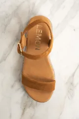 Sandalia con plataforma de cuero color camel y estampado animal print.