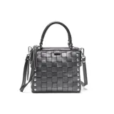 Cartera tipo baúl pequeña de cuero negro, con cuerpo tejido en patrón de cuadros (intrecciato) y tachas metálicas redondas en los bordes. Posee doble asa superior y correa ajustable para llevar al hombro o cruzada.