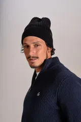 Gorro tipo beanie de tejido acanalado en color negro, con diseño clásico y ajuste cómodo.