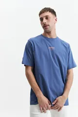 Remera de manga corta color azul con estampado en la espalda que dice "if you don't say anything... how would they know?" y la marca "mistral" en color naranja. Tiene un fit regular y escote redondo.