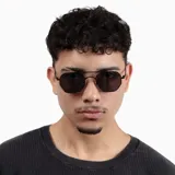 Lentes de sol con marco metálico negro de diseño hexagonal y doble puente. Cuentan con protección UV400 y cristales oscuros.