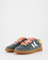 Championes urbanos Coolway modelo Goal, color azul con detalles en amarillo y marrón. Confeccionados en serraje suave con detalles en contraste de color, lengüeta preformada de piel con acolchado figurado, forro interior en piel, cordones planos de algodón bicolor intercambiables, cuello ligeramente acolchado y puntera reforzada con pespuntes decorativos. Suela flexible de goma y caucho. Nombre del modelo “GOAL” en tono oro envejecido en el lateral.