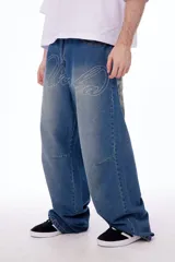 Pantalón de jean oversized de tiro bajo, color azul lavado, con grabado láser de la palabra "Blkmba" en el frente y "Worldwide" en la parte trasera.