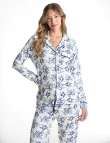 Conjunto de pijama de dos piezas con estampado animal print. La parte superior es una camisa de manga larga con cuello solapa, escote en V, cierre frontal con botones y bolsillo aplicado. El pantalón cuenta con cintura elástica y lazo de ajuste.
