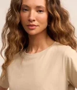 Remera básica de manga corta y cuello redondo, confeccionada en algodón de color celeste.