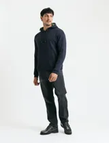 Sweater deportivo con capucha, bolsillo canguro frontal y cordones de ajuste. Presenta un diseño de color azul oscuro con interior de capucha en color verde.