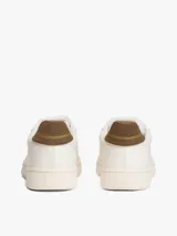 Zapatillas de estilo tenis confeccionadas en piel napa blanca, con diseño de corte bajo y cordones. Presentan un panel a contraste en el talón en color marrón y el parche distintivo de Tommy Jeans en el lateral.