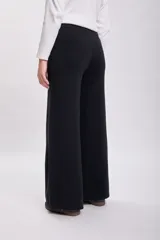 Pantalón de punto negro de corte ancho y tiro medio, con cintura elástica y cordón ajustable.