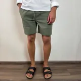 Bermuda de corte recto en color beige, confeccionada en tejido simil lino. Presenta cintura elástica con cordón de ajuste y bolsillos laterales.