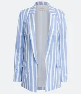 Blazer celeste y blanco a rayas verticales, con cuello solapa y manga larga.