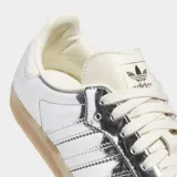 Championes Adidas Samba OG en acabado plateado metalizado, con detalles en color crema y suela de goma marrón translúcida.