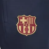Pantalón deportivo Nike del Barcelona F.C., modelo Strike, color azul marino con el logo de Nike y el escudo del club bordados en tono dorado.