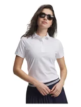 Chomba blanca de manga corta con cuello polo y cierre frontal de tres botones, con tecnología UA Helix para absorción de sudor, protección UPF 50+ y control de olores.