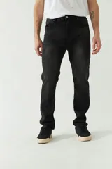 Jean negro de corte slim, con tiro medio, cinco bolsillos y cierre con cremallera y botón. Confeccionado en denim de algodón con spandex.