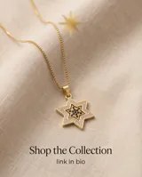 Collar de bronce dorado con cadena fina y dije en forma de Estrella de David, decorado con circón blanco en el borde y circón negro en el centro.