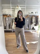 Pantalón cargo color marrón con bolsillos laterales y corte recto.