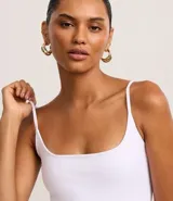 Body de microfibra color blanco, con escote en U, tirantes finos y diseño sin mangas.
