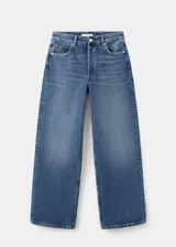 Jeans tiro medio de corte wide leg, confeccionados en 100% algodón, con diseño de cinco bolsillos, cierre de botón y cremallera, en color azul clásico con efecto deslavado.