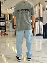 Remera oversize de color bordó con efecto gastado acid wash, mangas cortas y estampa en la espalda con texto y logo.