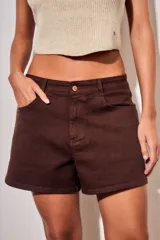Short de gabardina marrón con fitting recto y tiro medio, de diseño clásico con bolsillos delanteros y traseros.