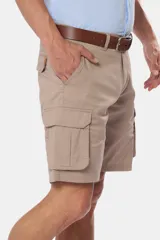 Bermuda cargo azul marino confeccionada en 98% algodón y 2% spandex, con bolsillos laterales.