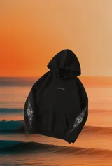 Canguro negro con capucha, bolsillo delantero y estampado de llamas en las mangas.