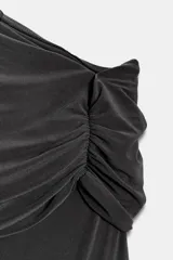 Body azul marino de escote asimétrico con un hombro descubierto, detalle de frunces en el busto y cierre de botones a presión en la parte inferior.