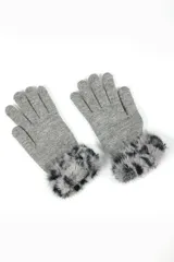 Guantes de punto color gris con puños de piel sintética con estampado animal print en tonos grises y negros.