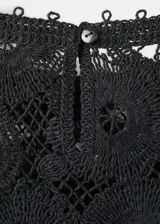 Top Garden sin mangas de tejido calado negro, con diseño recto, cuello redondo, tirantes y detalles bordados calados. Cuenta con cierre de lágrima en la parte posterior.