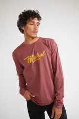 Remera blanca de manga larga con cuello redondo y estampado frontal con el texto "Mistral Hard Working Gear Est. 1976 Durability & Quality".