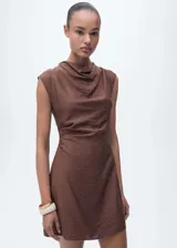Vestido corto de modal con textura, cuello drapeado y diseño entallado con cintura drapeada. Presenta cierre de cremallera en la parte posterior.