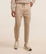 Pantalón jogger deportivo de hombre en color azul, con cintura elástica ajustable con cordón, bolsillos laterales con cierre de cremallera y bajo ajustado con puño elastizado.