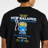 Remera de algodón color negro, de manga corta y cuello redondo, con estampado gráfico pequeño en el pecho que representa una porción de papas fritas con el logo de New Balance.