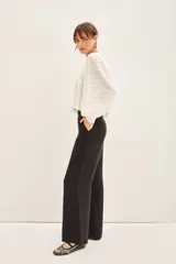 Pantalon palazzo de tiro alto, confeccionado en tejido de cupro y viscosa con textura sedosa. Presenta un diseño de corte recto con caída fluida, largo al piso y bolsillos laterales.