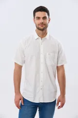 Camisa de manga corta confeccionada en mezcla de lino y algodón, color beige, con cuello camisero abotonado, bolsillo frontal en el pecho y cierre de botones.