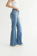 Pantalón de jean celeste, de corte oxford, tiro alto y calce ajustado en la cadera.